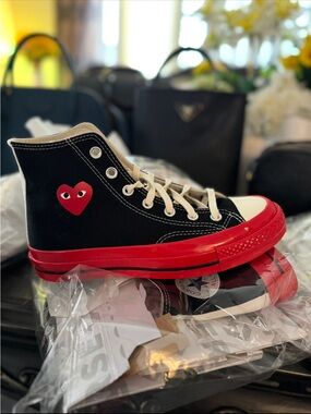 COMME des GARÇONS PLAY x Converse Kids Black & Red High-Top Sneaker